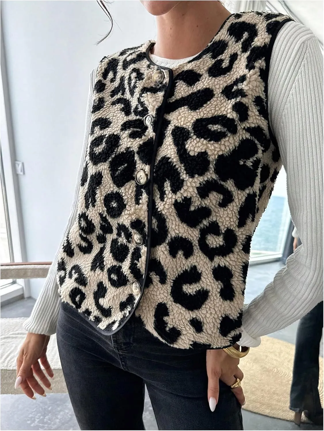GORGLITTER Women's Leopard Sherpa Vest Fuzzy Vest Outerwear Trendy Fall Cheetah Fleece Sleeveless Old Money Coat Jacket
