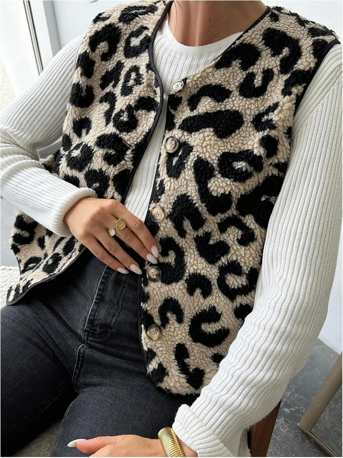 GORGLITTER Women's Leopard Sherpa Vest Fuzzy Vest Outerwear Trendy Fall Cheetah Fleece Sleeveless Old Money Coat Jacket
