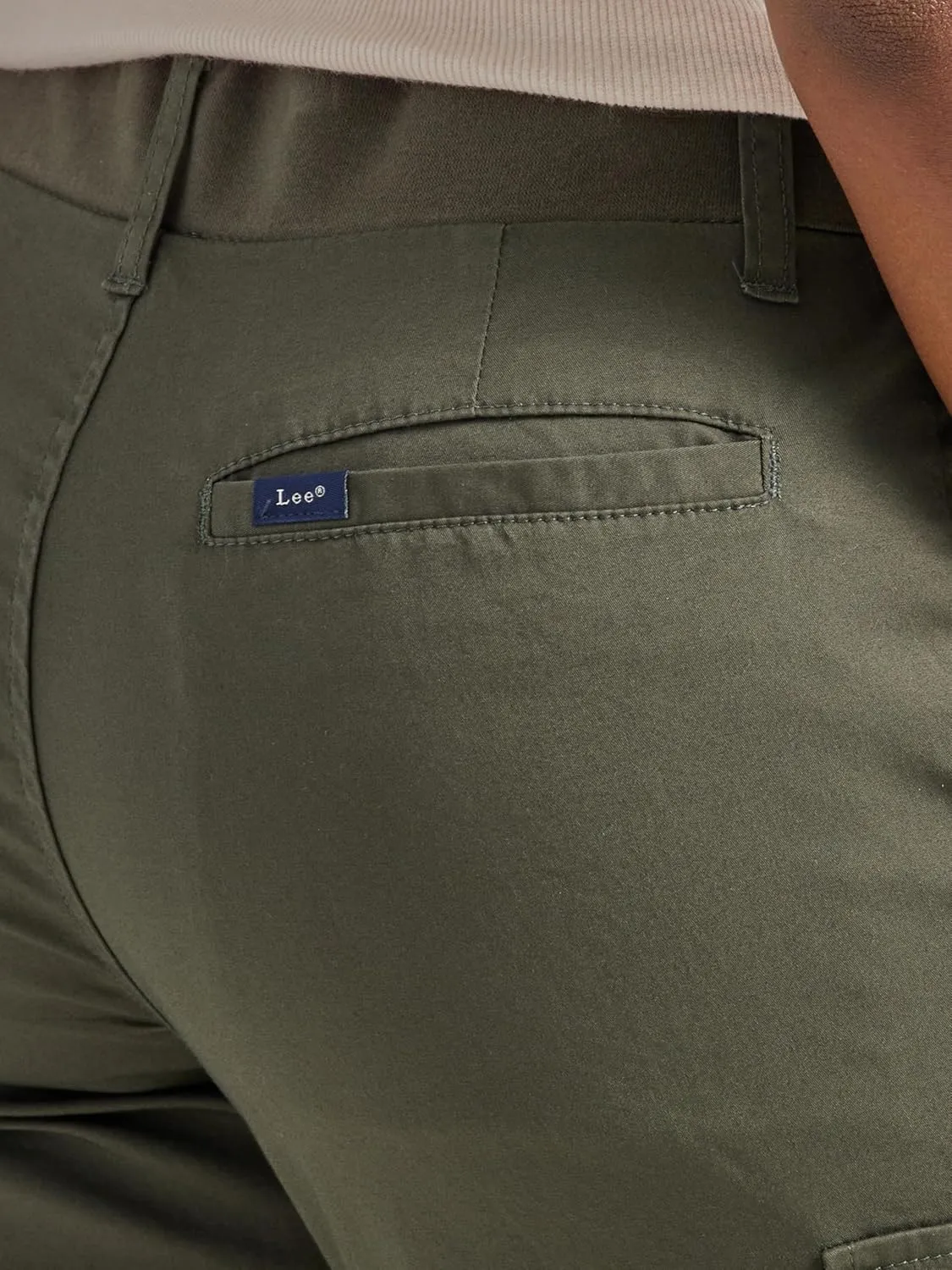 Lee Women's Flex-to-go Mid-Rise 17" Cargo Skimmer Capri Pant