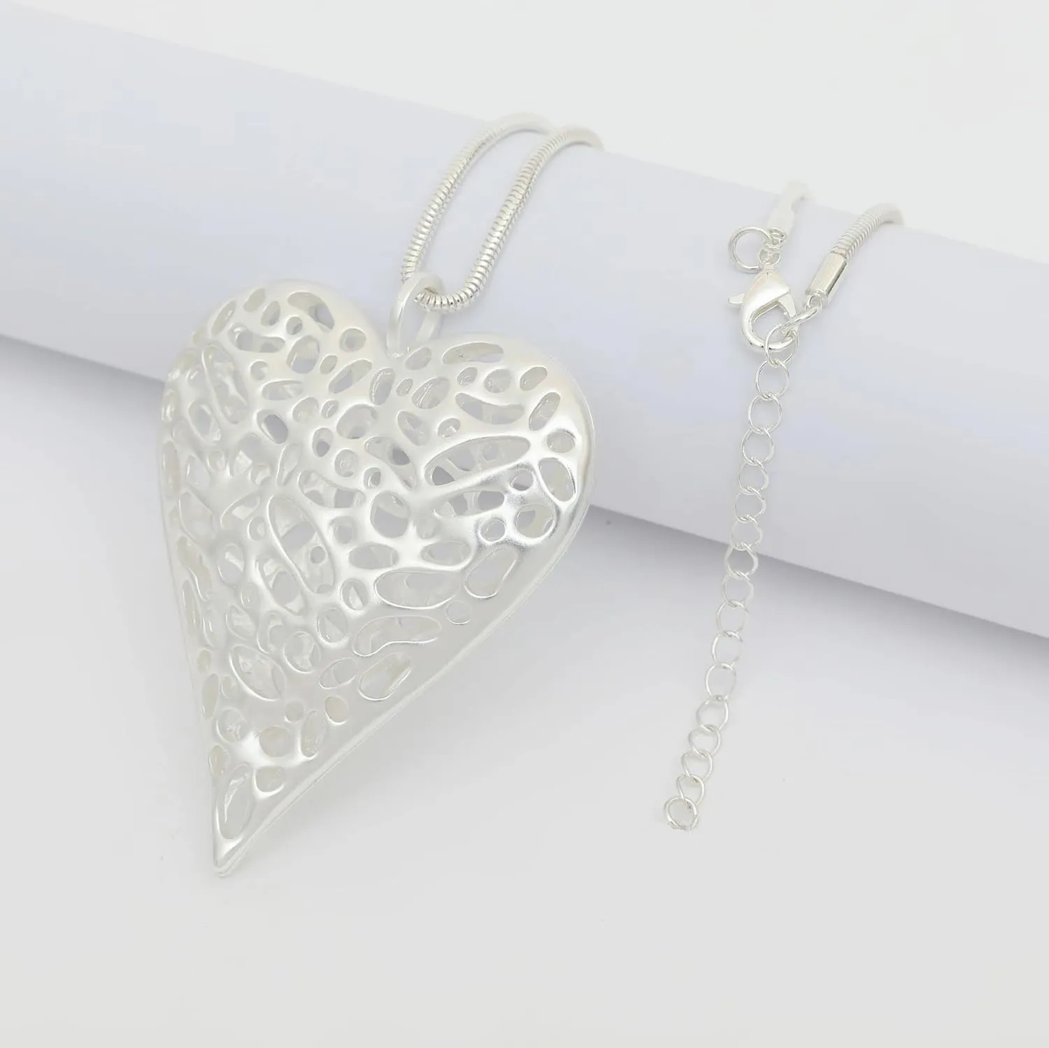Z&R RETRO Heartfelt Glam: 80cm Sweater Chain with Oversized Heart Pendant - Casual Chic & Versatile Statement Piece! #FashionFrenzy #HeartPendant
